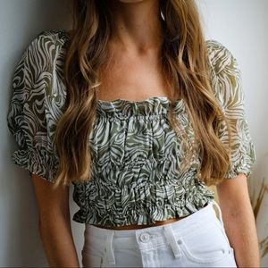 NWT printed puff sleeve top